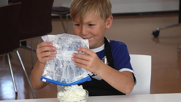 Felix ist fasziniert: Nach der K&uuml;hlung der Zutaten kommt festes Speiseeis aus dem Gefrierbeutel.  Fotos: R. S&auml;nger