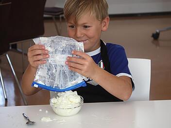 Felix ist fasziniert: Nach der Kühlung der Zutaten kommt festes Speiseeis aus dem Gefrierbeutel.  Fotos: R. Sänger
