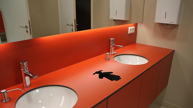 Kreative Idee: Als Papierkorb dient der Umriss eines Mädchens - bei den Jungen ist es ähnlich. Foto: Ulrike Müller