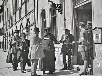 Landtagsabgeordnete betreten im April 1919 die Bamberger Harmonie. Kontrolliert werden sie zuvor von Mitgliedern der Bamberger Bürgerwehr.  Foto: Stadtarchiv Bamberg/Nachlass Rupp