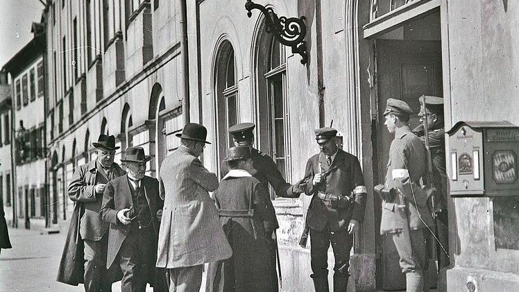 Landtagsabgeordnete betreten im April 1919 die Bamberger Harmonie. Kontrolliert werden sie zuvor von Mitgliedern der Bamberger Bürgerwehr.  Foto: Stadtarchiv Bamberg/Nachlass Rupp