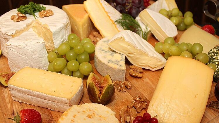 Käse ist bei Kindern und Erwachsenen gleichermaßen begehrt. Menschen, die kein Fleisch essen, müssen vorsichtig sein, denn die Spezialität ist oftmals nicht vegetarisch.