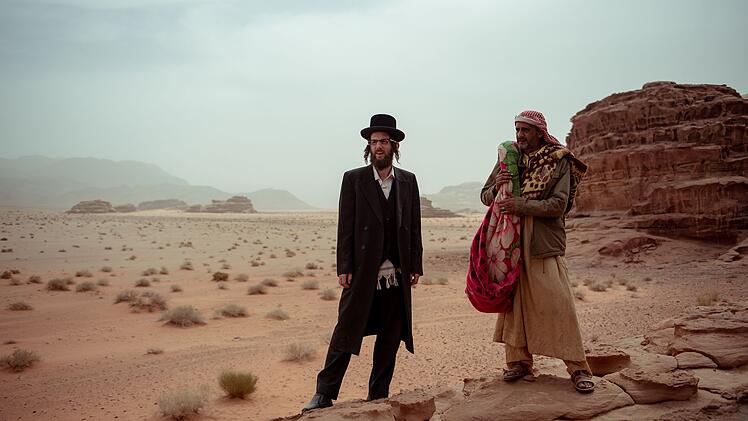 Ungewöhnliche Bekanntschaft: Ben (Luzer Twersky, links) und Adel (Haitham Omari) treffen sich in der Wüste.