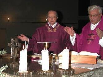 Noch heute unterstützt Pfarrer Karl Memmel i. R. (rechts) Pfarrer Balthasar Amberg in der Pfarreiengemeinschaft "Immanuel".  Foto: Stefan Geiger