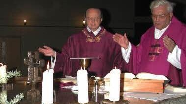 Noch heute unterstützt Pfarrer Karl Memmel i. R. (rechts) Pfarrer Balthasar Amberg in der Pfarreiengemeinschaft "Immanuel".  Foto: Stefan Geiger