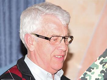 Die besondere Anerkennung des FC "Alemannia" Schwärzelbach erhielt "Kümmerer" und treue Seele Erich Heim. Fotos: Gerd Schaar