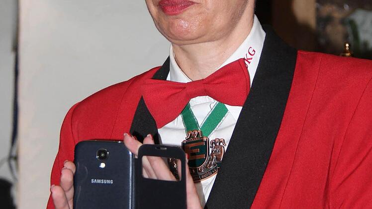 Vorsitzende Sandra Lenhard spielte die Abschiedsgrüße des scheidenden Prinzenpaares ab,