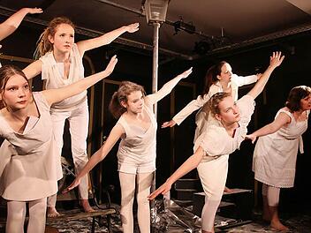 Vielseitig begabt: Auch als talentierte Balletttänzerinnen präsentieren sich die jungen Schauspielerinnen des Maßbacher Theater-Jugendclubs in dem Stück "die Metadorfosen".  Foto: Dieter Britz