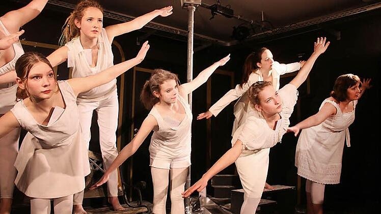 Vielseitig begabt: Auch als talentierte Balletttänzerinnen präsentieren sich die jungen Schauspielerinnen des Maßbacher Theater-Jugendclubs in dem Stück "die Metadorfosen".  Foto: Dieter Britz