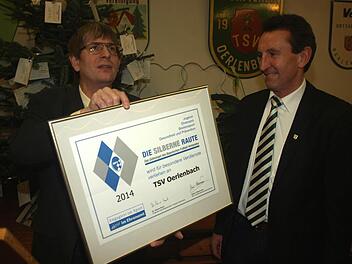 Für vorbildliche Vereinsarbeit belohnte der Bayerischen Fußballverband, vertreten durch den Kreisehrenamtsbeauftragten Klaus Eisenmann (rechts), den TSV Oerlenbach mit der "Silbernen Raute", die 2. Vorsitzender Reiner Borst entgegennahm. Foto: Stefan Geiger