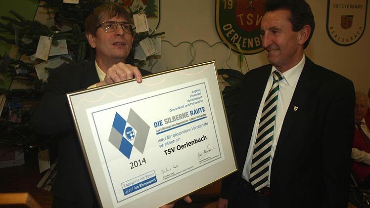 Für vorbildliche Vereinsarbeit belohnte der Bayerischen Fußballverband, vertreten durch den Kreisehrenamtsbeauftragten Klaus Eisenmann (rechts), den TSV Oerlenbach mit der "Silbernen Raute", die 2. Vorsitzender Reiner Borst entgegennahm. Foto: Stefan Geiger