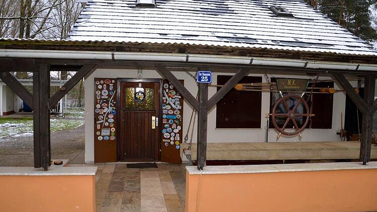 Was hier Sache ist, erkennt man bereits bei Ankunft vor dem kleinen Häuschen auf der Schleuseninsel. Tauwerk und Steuerrad schmücken die Veranda, zahlreiche Aufkleber mit Anker- oder Möwenmotiven die Eingangstür. Im Hintergrund liegen ein paar Boote. Foto: Philipp Dohle