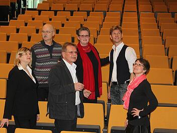 Uli Scherbel (Zweiter von rechts) schaut sich den Kreiskulturrraum an, in dem er am 1. Oktober auf der Bühne stehen wird. Foto: Veronika Schadeck