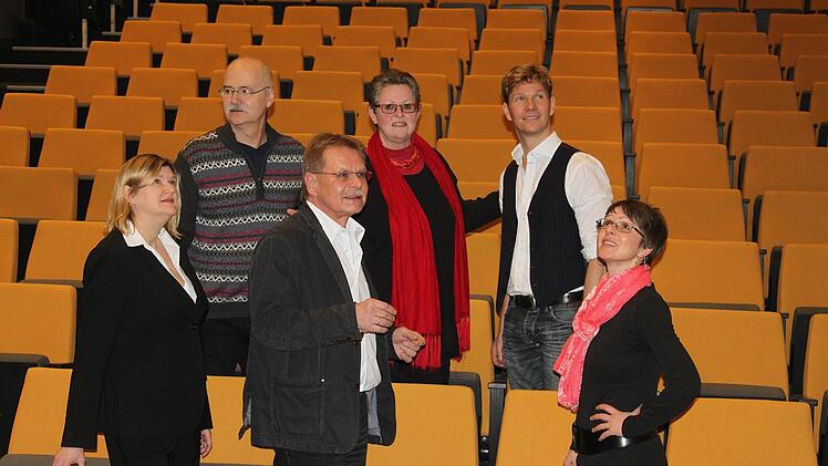 Uli Scherbel (Zweiter von rechts) schaut sich den Kreiskulturrraum an, in dem er am 1. Oktober auf der Bühne stehen wird. Foto: Veronika Schadeck