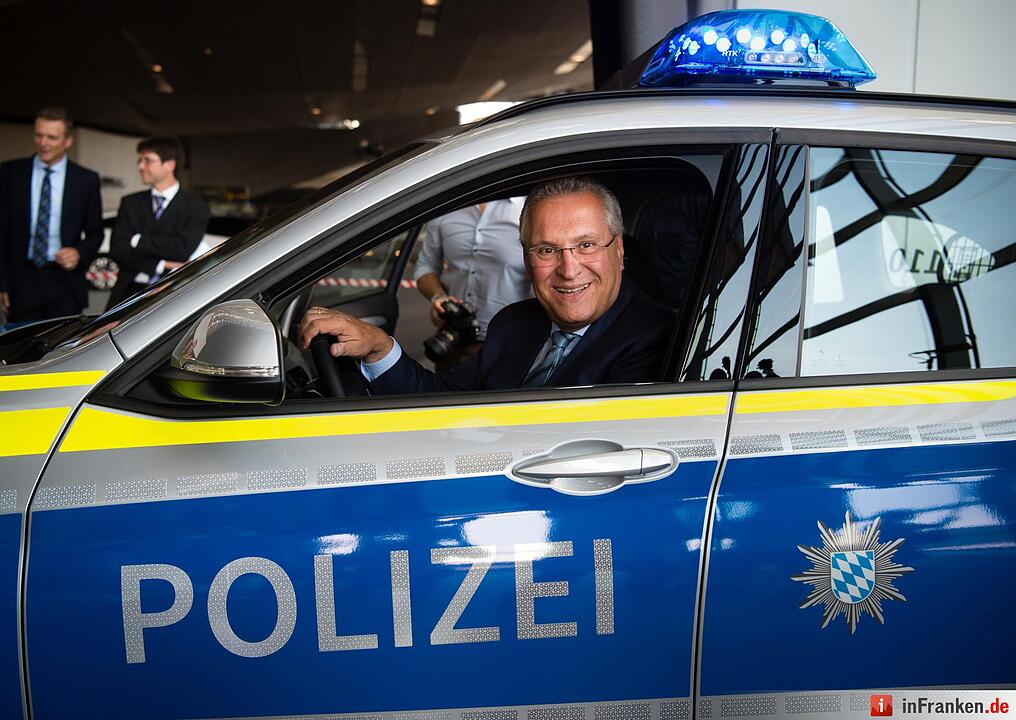 Blaue Dienstautos für die bayerische Polizei