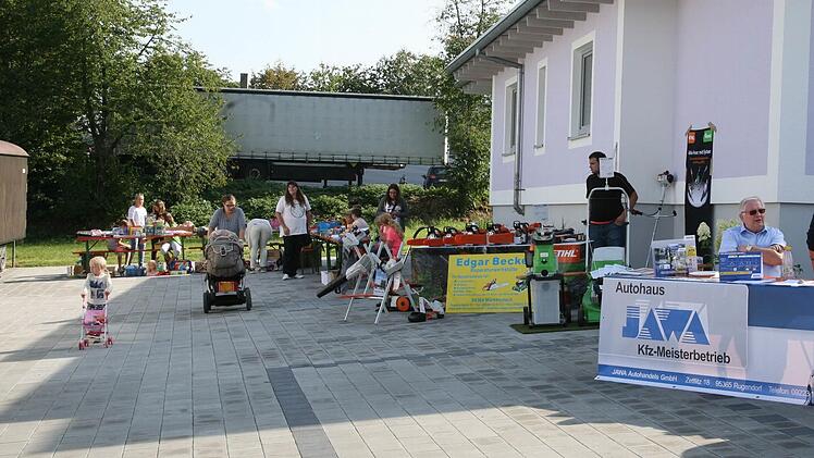 Gartengeräte, Kosmetik und Autos wurden präsentiert.