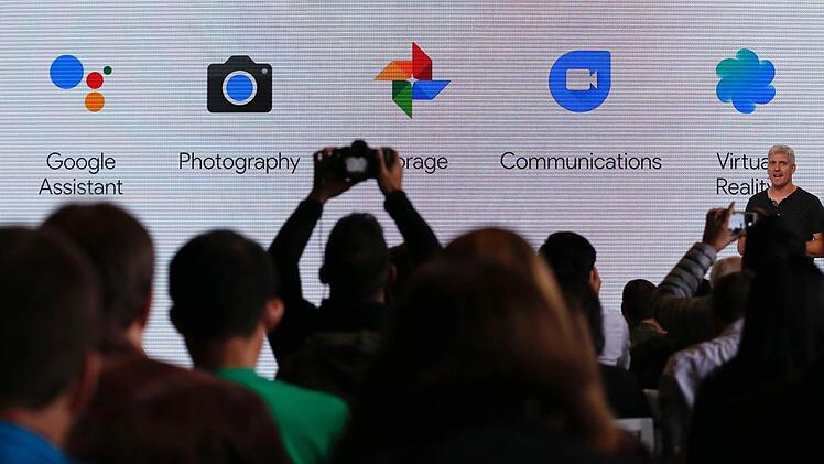 Assistent, Fotos, Speicherplatz, Kommunikation und virtuelle Realität - Google will die Menschen überall begleiten. Foto: John G. Mabanglo, dpa
