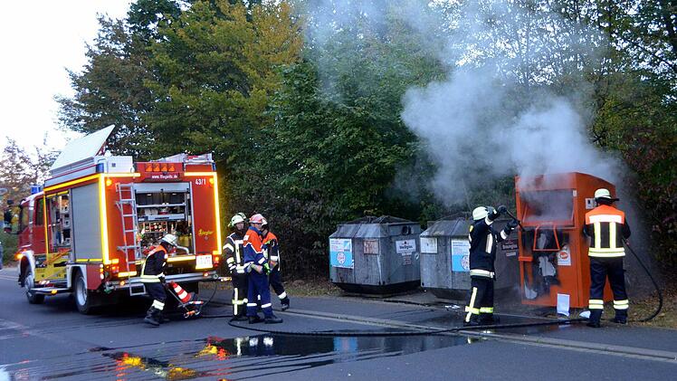 Brand eines Altkleider-Containers in Garitz.  Foto: Peter Rauch