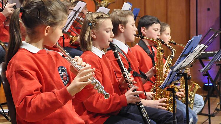 Noch nicht in Uniform, sondern in roten Sweat-Shirts, trat das Vororchester des Jugendmusikkorps der Stadt Bad Kissingen, unter der musikalischen Leitung von Bernd Hammer, auf. Foto: Peter Klopf