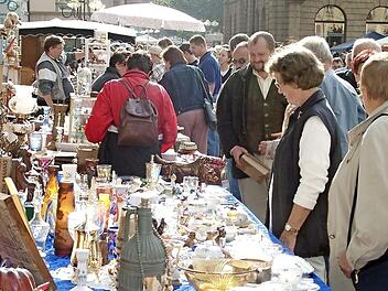 Da h&uuml;pft das Tr&ouml;dlerherz: Beim Antikmarkt ist f&uuml;r jeden etwas dabei.  Archivbild: Ronald Rinklef
