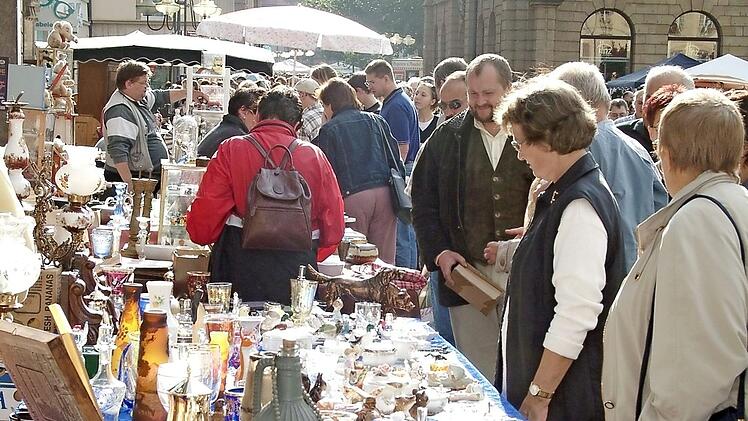Da h&uuml;pft das Tr&ouml;dlerherz: Beim Antikmarkt ist f&uuml;r jeden etwas dabei.  Archivbild: Ronald Rinklef