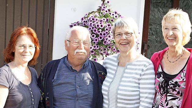 Jubilar Peter Schnapka mit (v.l.) Tochter Bettina Wunder, Ehefrau Karin Schnapka und Tochter Christine M&uuml;ller Foto: Michael Wunder