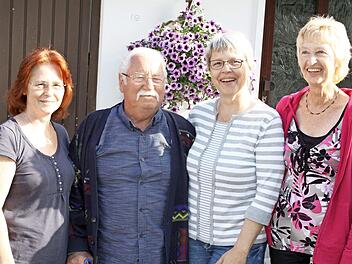 Jubilar Peter Schnapka mit (v.l.) Tochter Bettina Wunder, Ehefrau Karin Schnapka und Tochter Christine Müller Foto: Michael Wunder