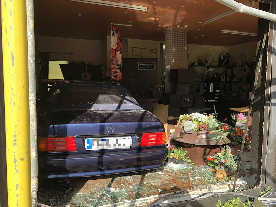 Kreis Fürth: 80-Jährige kracht mit Auto durch Schaufenster eines Blumenladens