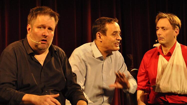 Jeder will beim Hausarzt den anderen mit seinem Wehwehchen übertrumpfen (Michael A. Tomis, Georg Koeniger und Florian Hoffmann von links). Foto: Peter Klopf