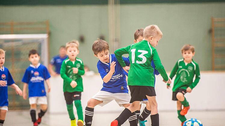 Szene aus dem Einlagespiel zwischen den G-Junioren des VfB Kulmbach (blaue Trikots) und des VfR Katschenreuth (grün). Foto: Alexander Muck