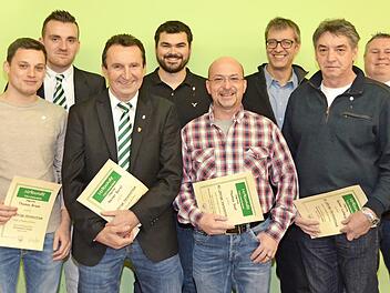 Bei der Jahreshauptversammlung ehrte der TSV Oerlenbach langjährige Mitglieder. Etliche kamen nicht, so dass die Gruppe der 25- und 40-Jährigen überschaubar war (von links): Thomas Braun, 2. Vorsitzender Frank Schmitt, Reiner Borst, Daniel Karch, Thomas Saal, Andreas Erhard, Rainer Ludwig und Vorsitzender Jochen Straub.  Foto: Peter Rauch