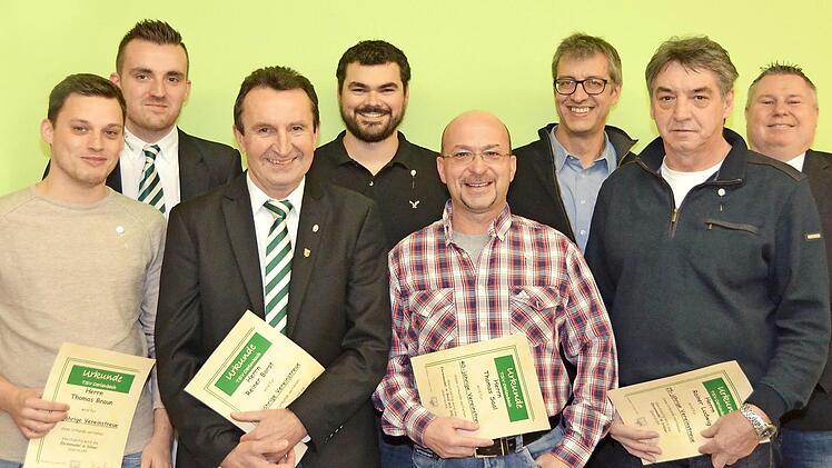 Bei der Jahreshauptversammlung ehrte der TSV Oerlenbach langjährige Mitglieder. Etliche kamen nicht, so dass die Gruppe der 25- und 40-Jährigen überschaubar war (von links): Thomas Braun, 2. Vorsitzender Frank Schmitt, Reiner Borst, Daniel Karch, Thomas Saal, Andreas Erhard, Rainer Ludwig und Vorsitzender Jochen Straub.  Foto: Peter Rauch