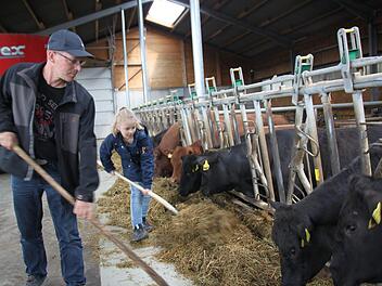 Alisa Greim hilft ihrem Papa Michael beim Füttern der knapp 400 Angus-Rinder auf dem Demeter-Biohof in Marktschorgast.Jochen Nützel