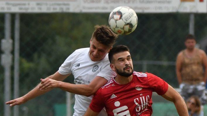 Der Lichtenfelser Dennis Schunke (links) und der Coburger Daniel Alles im Kopfballduell. Foto: Gunther Czepera