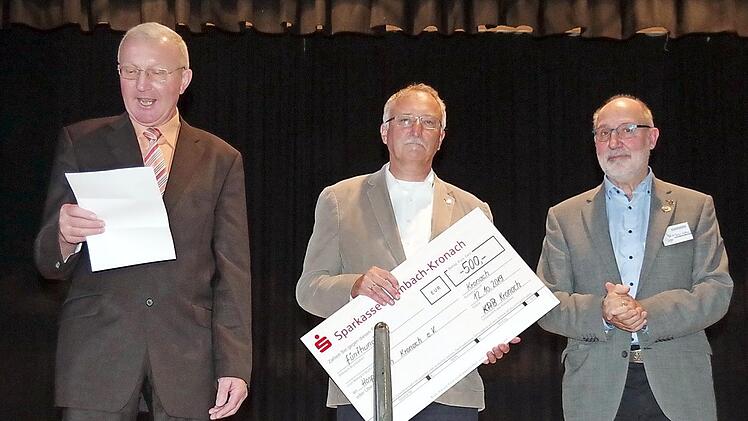 Eine Spende in Höhe von 500 Euro für den Hospizverein gab es vom KAB-Ortsverband (Bild). Gleich 5000 Euro spendete die Koinor Horst Müller Stiftung.