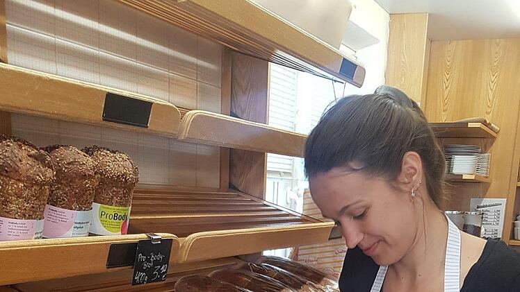Rica Kohmann beim Zusammenstellen der Gebäcktüten in der Bäckerei Mayr