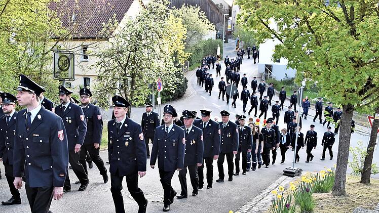 Zahlreiche Wehren zogen im Anschluss an die Floriansmesse zum Feuerwehrhaus von Maineck.