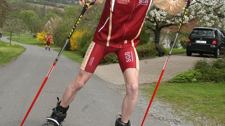 Rüdiger Bauer von der SG Biathlon Stadtsteinach trainiert vier bis fünf Mal pro Woche. Er joggt, fährt mit dem Fahrrad, jetzt probiert er die Cross-Skates aus.