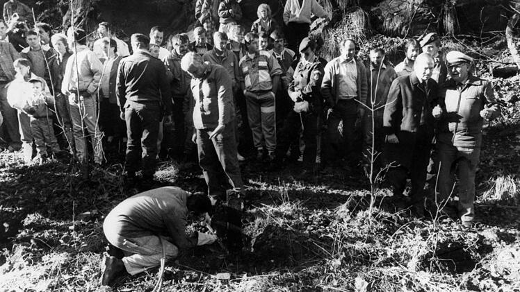 Zahlreiche Schaulustige beobachteten das Entfernen der Grenzbarrieren am Falkenstein.