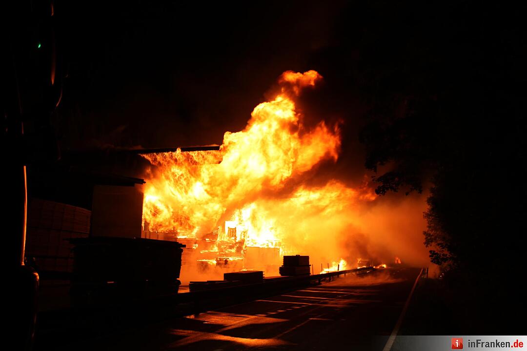 Riesiges Flammeninferno zerstoert grosses Saegewerk - Meterhohe Flammen