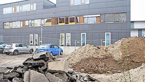 Auf dem Parkplatz am Vogelseck wird Baumaterial gelagert.