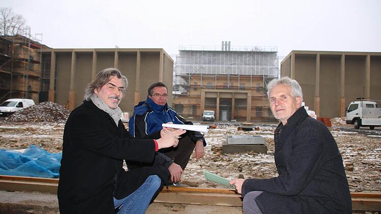 Architekt Christian Teichmann (von links), Hartmut Holzheimer und Erwin Full zeigen, bis auf welches Niveau der Innenhof des Luitpoldbades aufgefüllt wird. Foto: Ralf Ruppert
