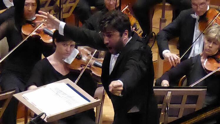 David Afkham stand am Pult der Bamberger Symphoniker. Foto: Ahnert