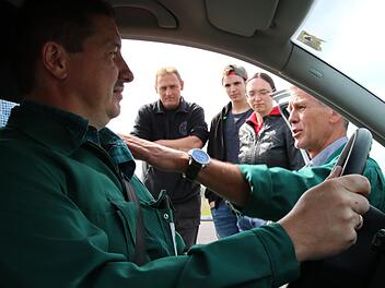 "Wer schlecht sitzt, fährt schlecht", sagt Fahrlehrer Christian Schießer (rechts), deshalb zeigt er mit Verkehrserzieher Matthias Kleren (links) zu Beginn des Trainings, wie Sitz und Lenkrad richtig eingestellt werden.  Foto: Ralf Ruppert