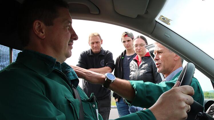 "Wer schlecht sitzt, fährt schlecht", sagt Fahrlehrer Christian Schießer (rechts), deshalb zeigt er mit Verkehrserzieher Matthias Kleren (links) zu Beginn des Trainings, wie Sitz und Lenkrad richtig eingestellt werden.  Foto: Ralf Ruppert
