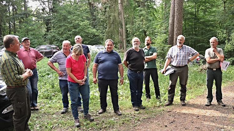 Beim Waldgang in Untermerzbach dabei (von links): Jagdpächter Uwe Beier, Ortssprecher Norbert Lohneiß, Gemeinderat Gerhard Roth, Ortssprecherin Marion Leonhardt, Gemeinderäte Jürgen Fromm und Dieter Reisenweber, Verwaltungsleiter Edgar Maier, Sven Kaps, Forstoberrat Jürgen Hahn und Forstamtsrat Wolfgang Gnannt. Foto: Helmut Will