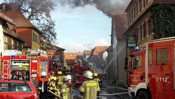 Am Dienstag brannte ein Haus in der Hauptstraße von Uehlfeld (Landkreis Neustadt/Aisch-Bad Windsheim). Foto: privat