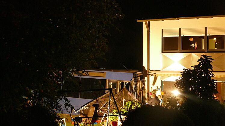 Der Bus fuhr durch zwei Vorg&auml;rten und prallte schlie&szlig;lich gegen ein Haus. F&uuml;r die Bergungsarbeiten musste auch ein Kran verwendet werden. Foto:  NEWS5 / O&szlig;wald