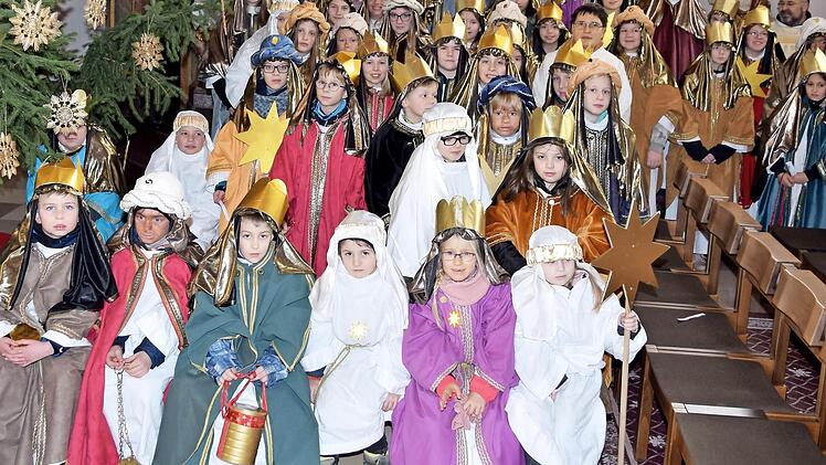 Nach dem Aussendungsgottesdienst in der katholischen Pfarrkirche von Altenkunstadt, den Pater Kosma zelebrierte, machten sich am Dreikönigstag rund 80 Mädchen und Buben auf den Weg. Foto: Dieter Radziej