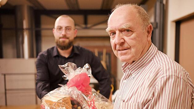Der scheidende Vorsitzende des Ortsvereins, Markus P&uuml;ls, &uuml;berreicht als Dank einen Geschenkkorb an Hilmar Zipp. Er war f&uuml;r die SPD 29 Jahre lang im Stadtrat. Die Laudatio hielt Monika Faber.  Fotos: Tim Birkner